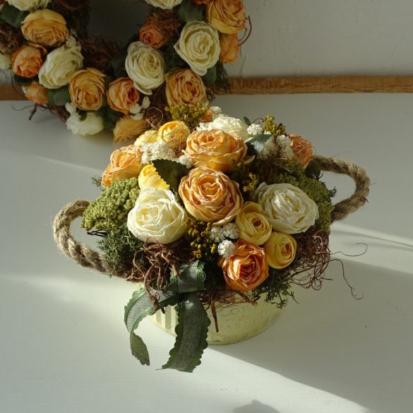 Vintage sárga rózsás asztaldísz.