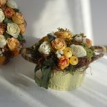 Vintage sárga rózsás asztaldísz.