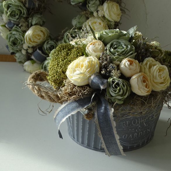 Vintage rózsás asztaldísz.