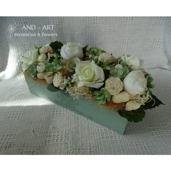 Egyedi készítésű country zöld árnyalatú asztaldísz- tartós virágokból
